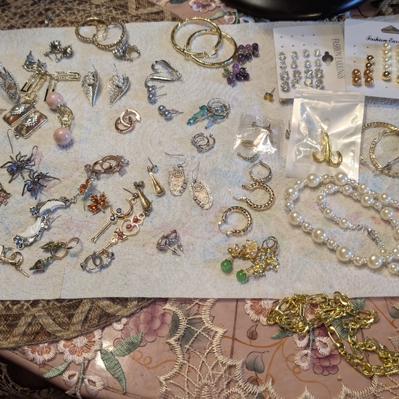 Large Lot Of Fashion Earrings, Necklace And Rings - Picture 2 of 4